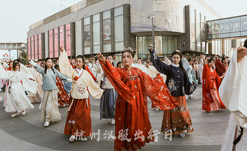 锦裳汉服掀起杭城国风热潮，华体会手机登录
美妆助力传承文化之美